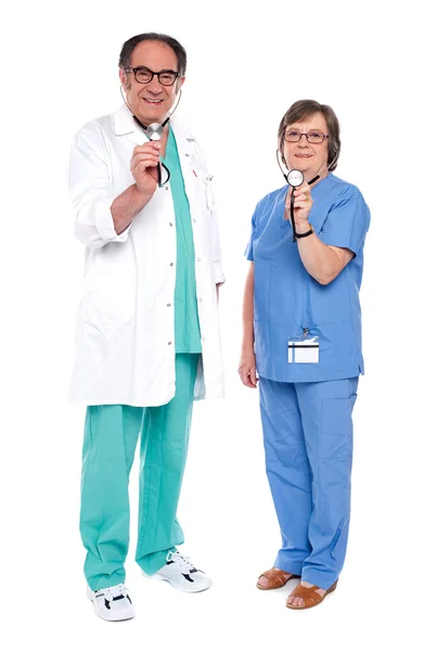 Медицинская команда врачей держит стетоскоп — стоковое фото