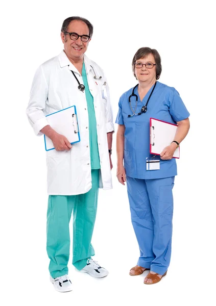 Médico senior posando con enfermera — Foto de Stock