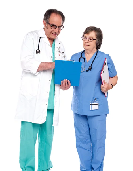 Médicos discutindo um relatório médico — Fotografia de Stock