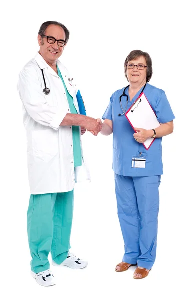 Representantes médicos apertando as mãos — Fotografia de Stock