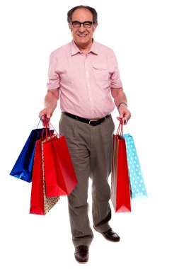 mutlu olgunlaştı adam alışveriş çantaları taşırken
