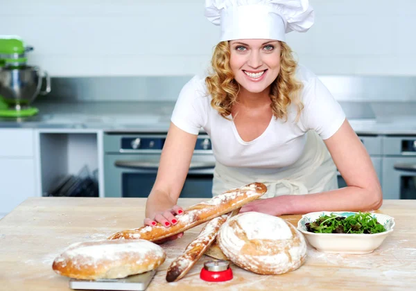 Αρτοποιείο γυναίκα προετοιμασία υγιεινά τρόφιμα — Φωτογραφία Αρχείου
