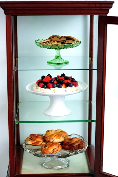 Полка украшена вкусными десертами — стоковое фото