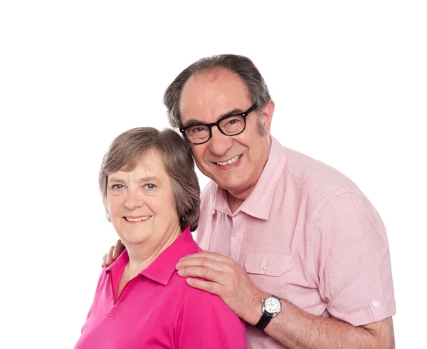 Sorridente coppia d'amore invecchiato in posa — Foto Stock