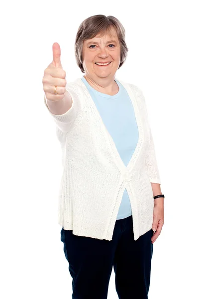 Sorridente vecchia signora mostrando pollici in su gesto — Foto Stock