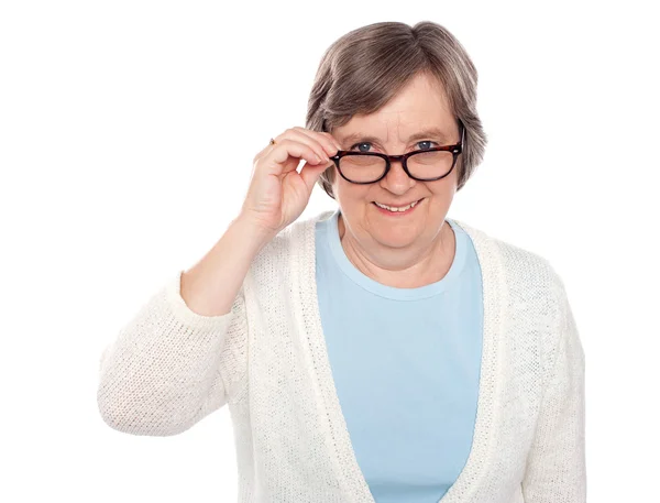 Atractiva hembra sosteniendo sus anteojos — Foto de Stock