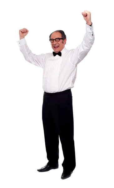 Entusiasmado homem idoso posando com braços levantados — Fotografia de Stock