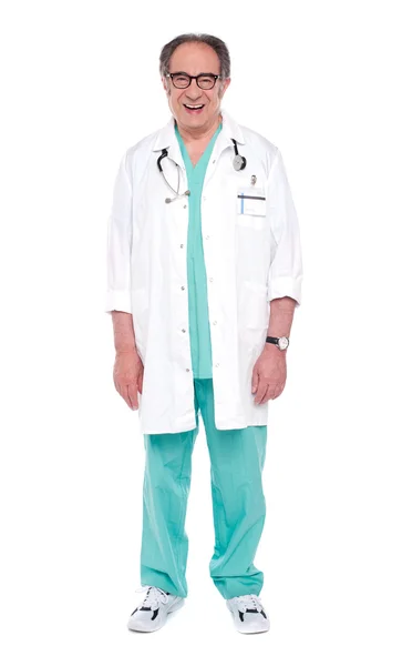 Tam uzunlukta bir erkek doktor portresi — Stok fotoğraf