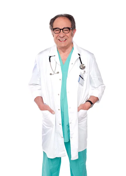 Åldern kirurg med handen i fickan — Stockfoto