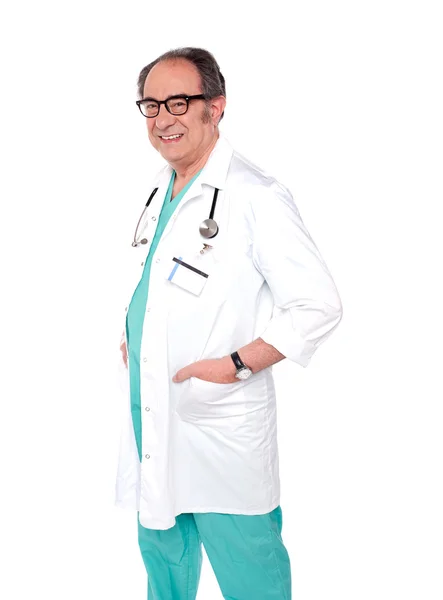 Sorrindo médico idoso posando em grande estilo — Fotografia de Stock