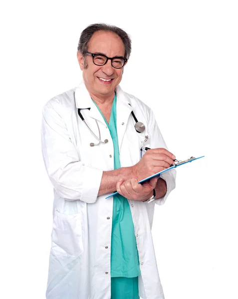 Amichevole medico maschio con un appunti — Foto Stock