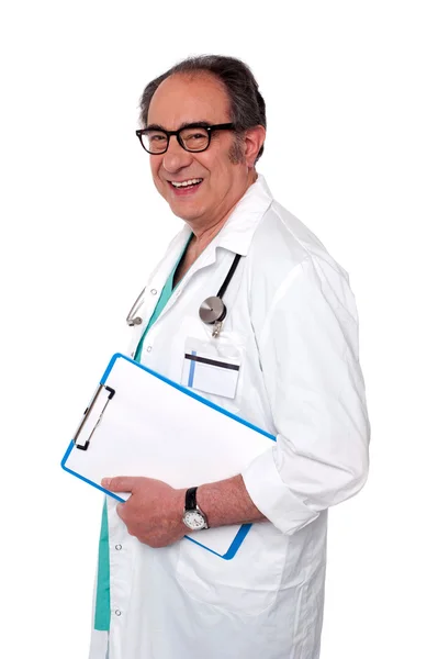 Senior mannelijke arts bedrijf leeg Klembord — Stockfoto