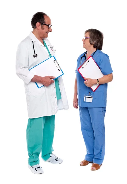 Male and female doctors discussing a case — Stock Photo, Image