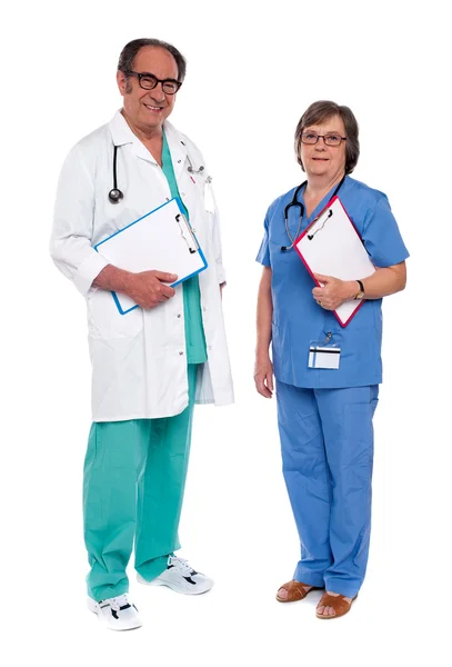 Dois profissionais médicos em pé juntos — Fotografia de Stock