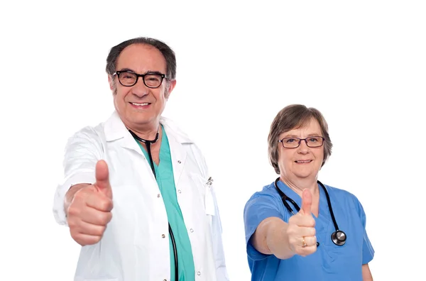Медицинские работники показывают большие пальцы вверх — стоковое фото