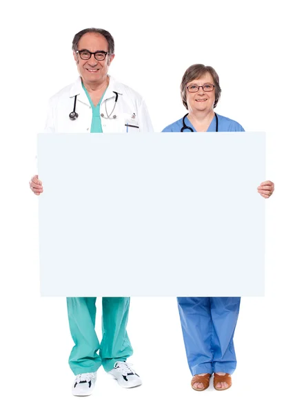 Professionnels médicaux montrant panneau d'affichage vierge — Photo