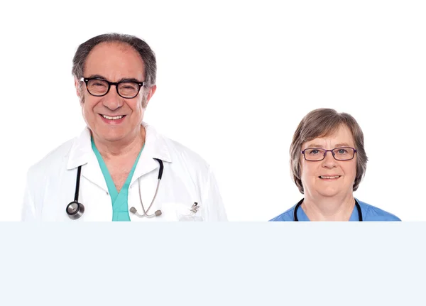 Representantes médicos com banner em branco anúncio — Fotografia de Stock