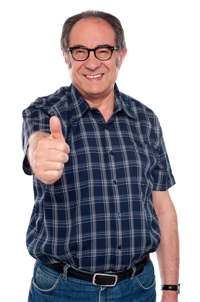 Homem idoso gesticulando polegares para cima — Fotografia de Stock