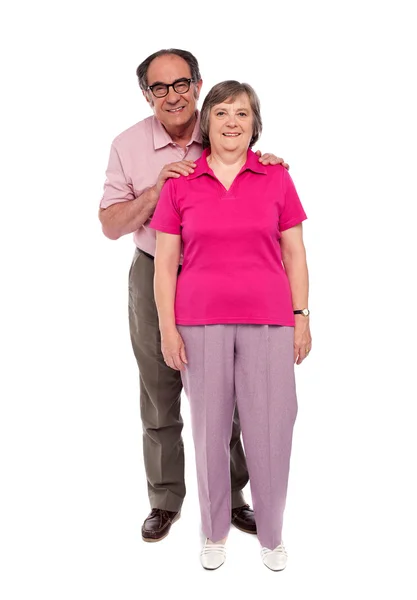 Retrato de comprimento total de um casal de amor envelhecido — Fotografia de Stock
