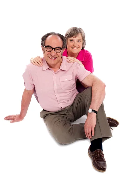 床に座っている年配のカップルの笑みを浮かべてください。ポーズ — ストック写真
