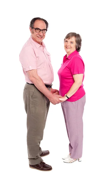 Счастливая взрослая пара в любви держась за руки — стоковое фото