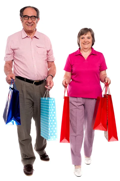 Муж и жена за покупками — стоковое фото