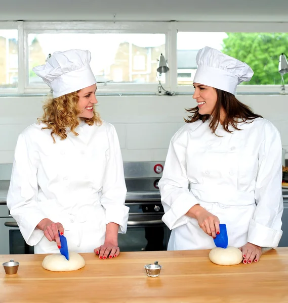 Two female chefs looking at each other — Stock Photo, Image