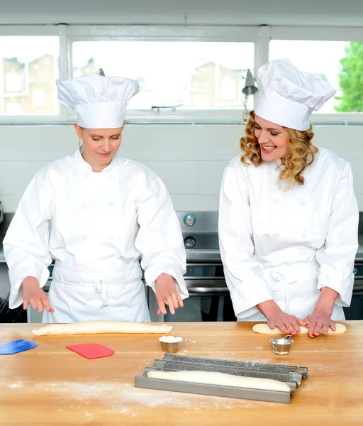 Senior chef teaching newbie female chef — Stock Photo, Image