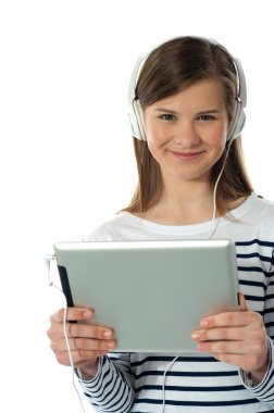 Kablosuz tablet ile müzik dinlemek güzel bir kız