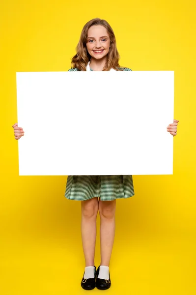 Adolescente mostrando outdoor branco em branco — Fotografia de Stock