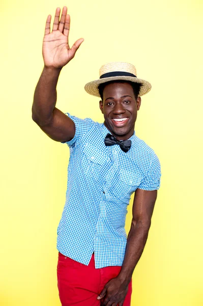 Casual jovem africano cara posando com braço levantado — Fotografia de Stock