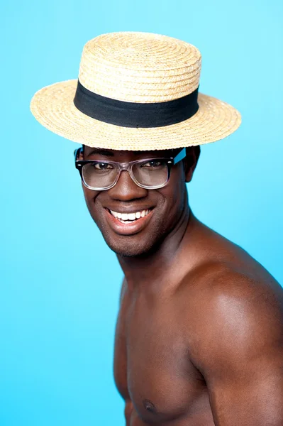 Retrato de estudio de un joven con sombrero y gafas — Foto de Stock
