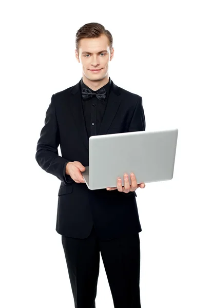 Випадковий молодий чоловік з ноутбуком — стокове фото