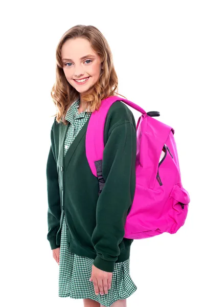Liseli kız çantası omuzlarında taşıyan — Stok fotoğraf