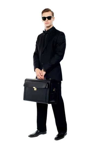 Yakışıklı erkek evrak çantası ile tam uzunlukta portresi — Stok fotoğraf