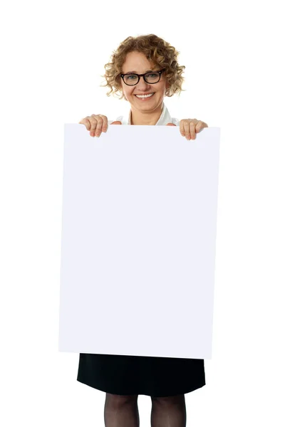 Curly haired woman holding advertising board — Stock Photo, Image