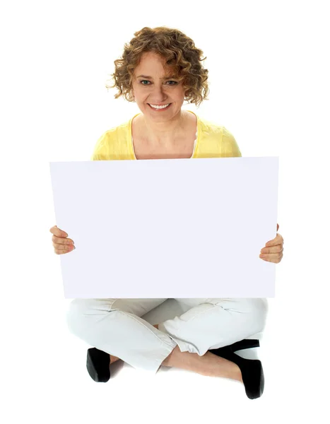 Mujer aislada sosteniendo anuncio de pancarta en blanco — Foto de Stock