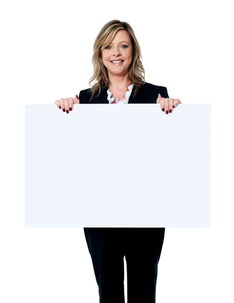 Ejecutivo femenino mostrando un tablero publicitario — Foto de Stock