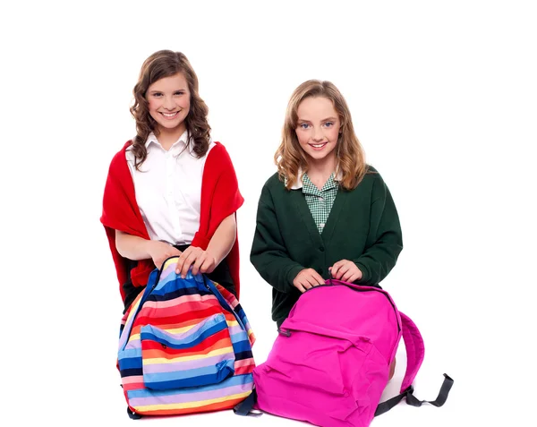 Meninas bonitas descompactando saco de escola — Fotografia de Stock