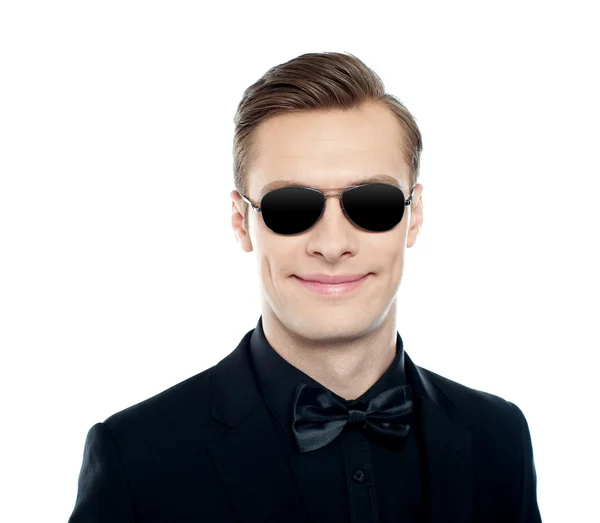 Modelo masculino joven de moda con gafas — Foto de Stock