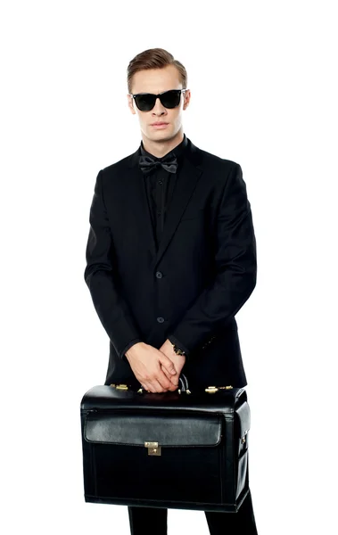 Genç adam taşıma çantası — Stok fotoğraf