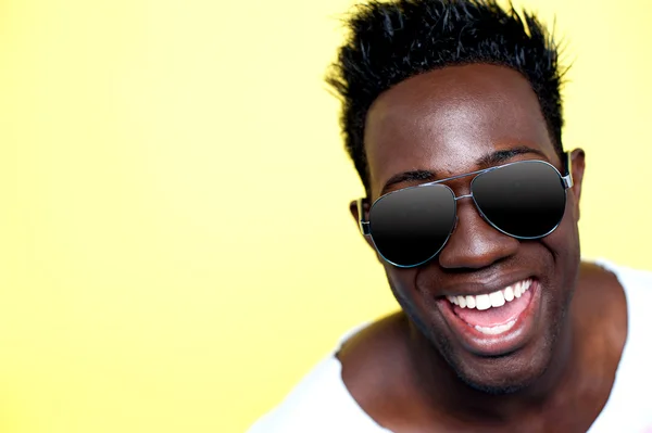 Closeup of joyful young african guy in sunglasses — Stock Photo, Image