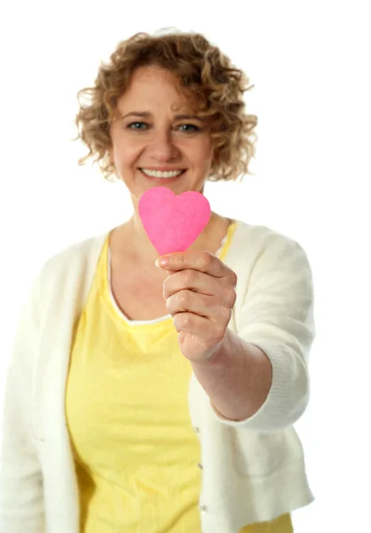 Mulher mostrando papel rosa ouvir a câmera — Fotografia de Stock