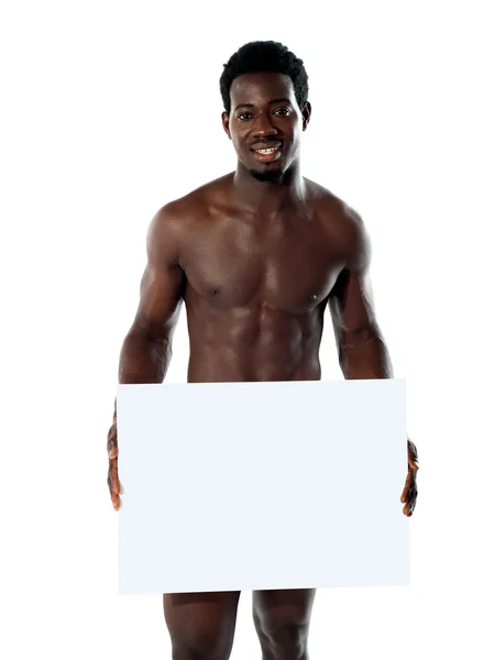 ブランクの看板を保持している裸の黒人男性 — ストック写真