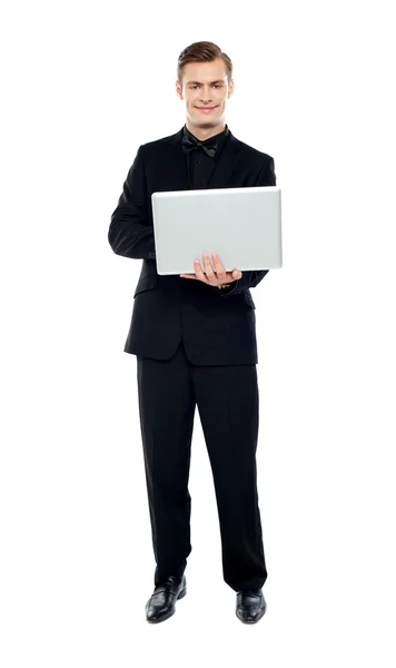 Sorridente giovane uomo che lavora sul computer portatile — Foto Stock