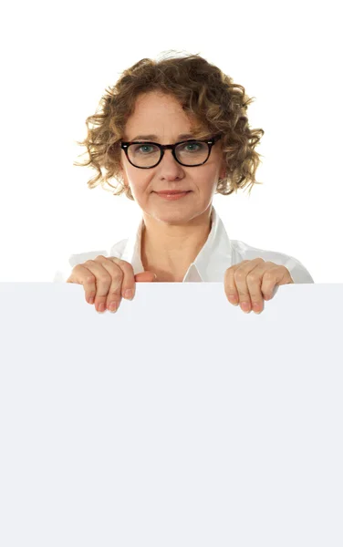 Mulher envelhecida por trás grande banner branco em branco anúncio — Fotografia de Stock