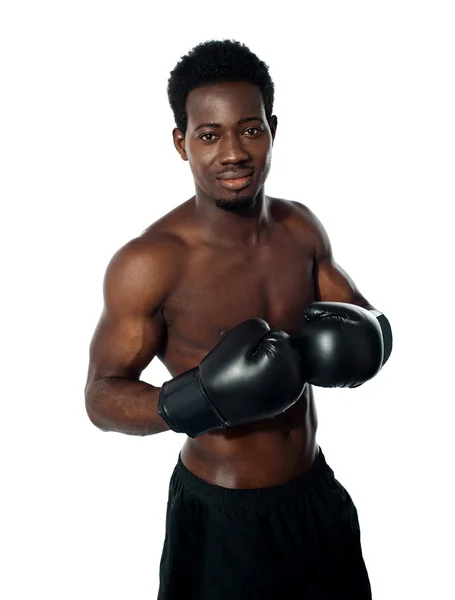 Boxer africano muscular posando em grande estilo — Fotografia de Stock