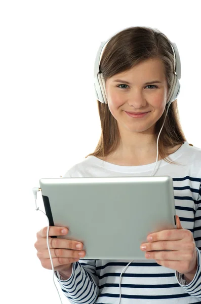 Menina bonita ouvir música via tablet sem fio — Fotografia de Stock