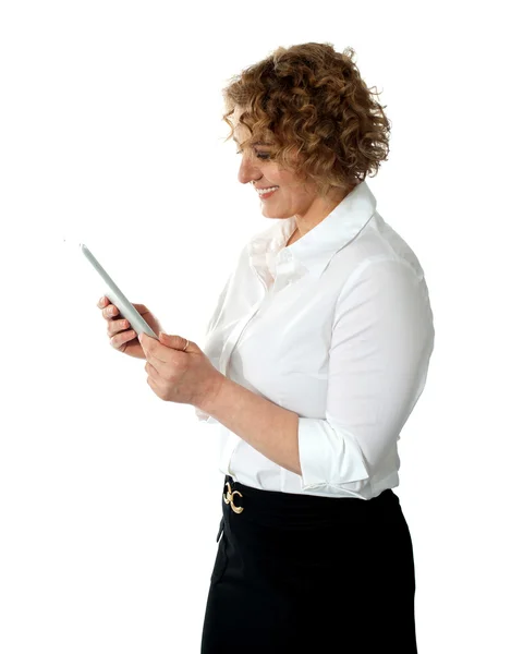 Uśmiechnięta kobieta, patrząc na komputerze typu tablet — Zdjęcie stockowe