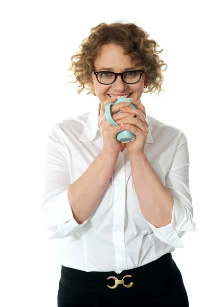 Executivo feminino beber café — Fotografia de Stock